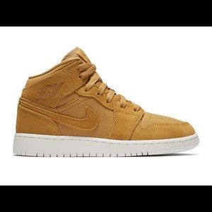 Air Jordan 1 RETRO in Golden Harvest and white.